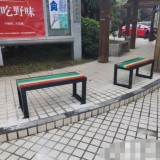 蘇州一些小區(qū)安裝休閑椅 為亂停車輛的空地“增加一些色彩 ”